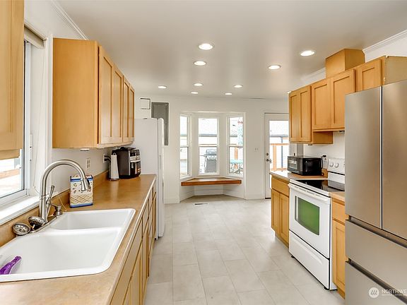 4th image of 3228 S 162nd Street