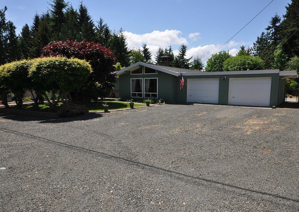 Beautiful home on a great, quiet street. 2 car garage and tons of parking! Lovely landscaped front yard.