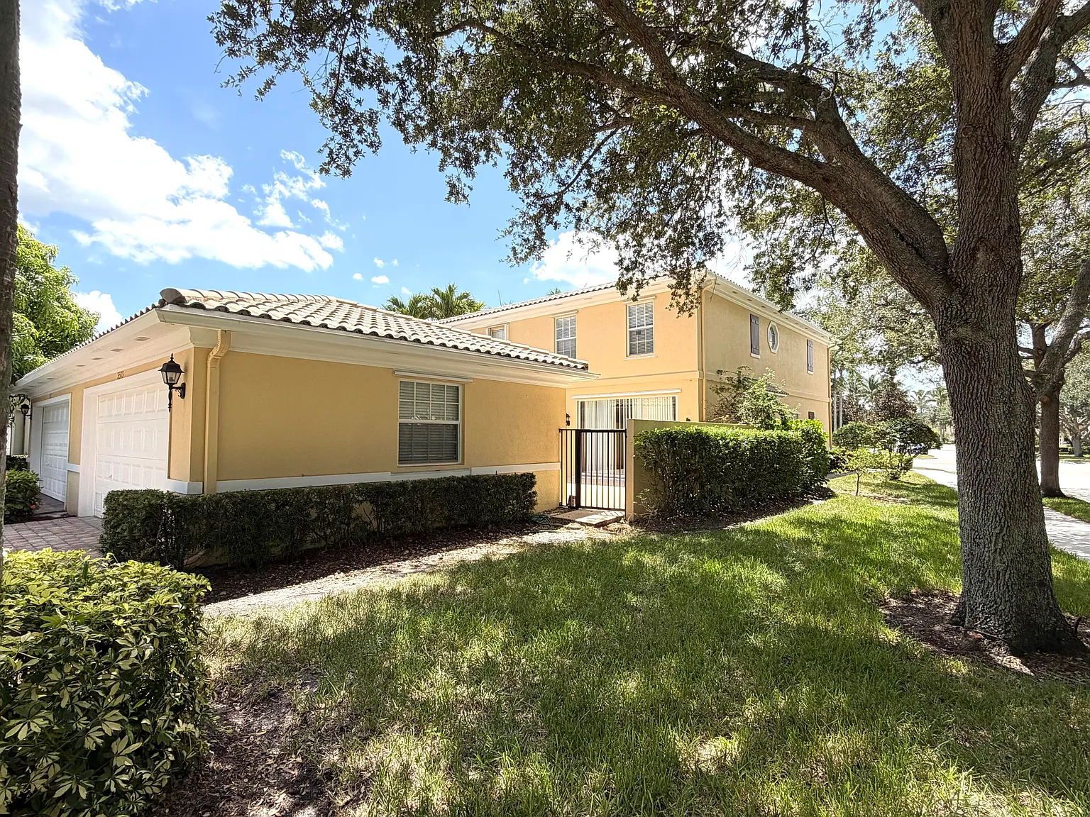 4 bed, 3.0 bath, 1830 sqft, $4,000 — Photo 2