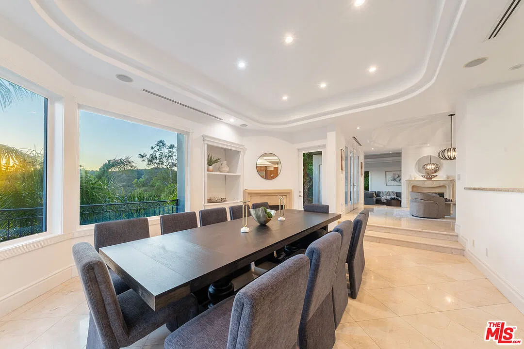 5 bed, 6.0 bath, 5505 sqft, $20,000 — Photo 4