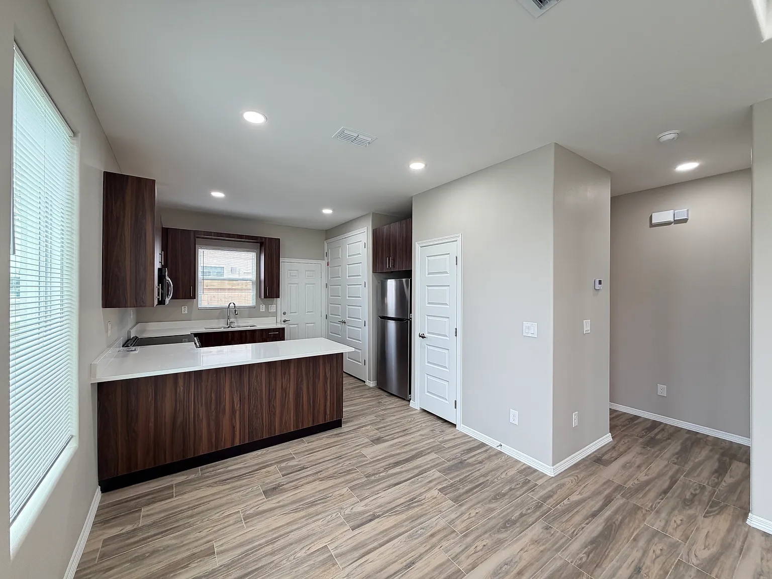 2 bed, 876 sqft, $1,100 — Photo 3