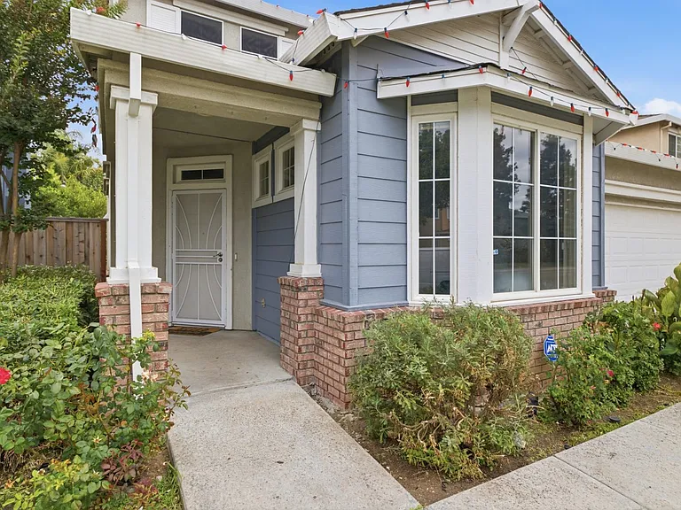 722 Summer Ln — Photo 3