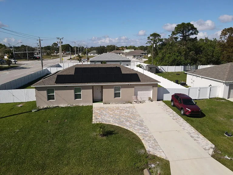 402 NE Mainsail St — Photo 2