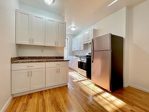 3rd image of 242 Irving Ave APT 1R