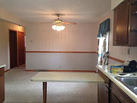 5th image of 2 Tracy Ln
