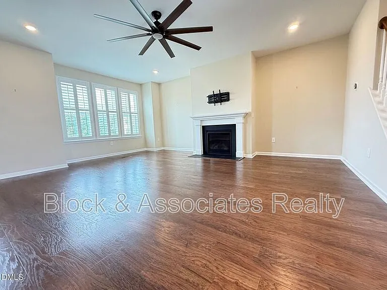 537 Austin View Blvd — Photo 10