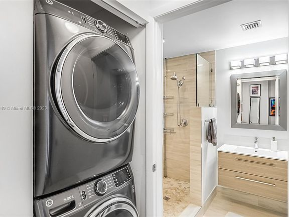 4th image of 725 NE 22nd St APT 11C