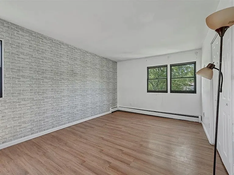54 Capital Dr — Photo 16