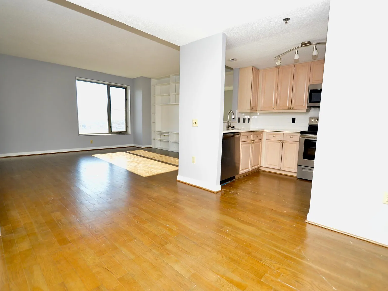 2 bed, 973 sqft, $2,000 — Photo 2