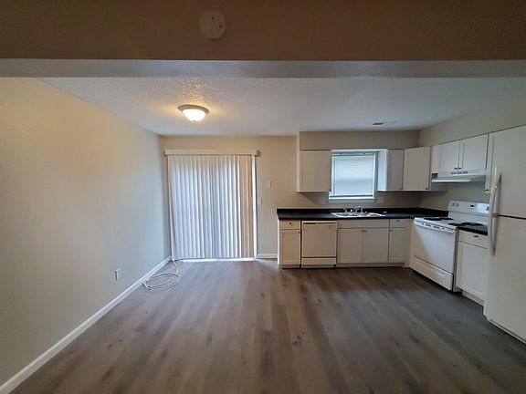 5th image of 220 NE Cedar Ct