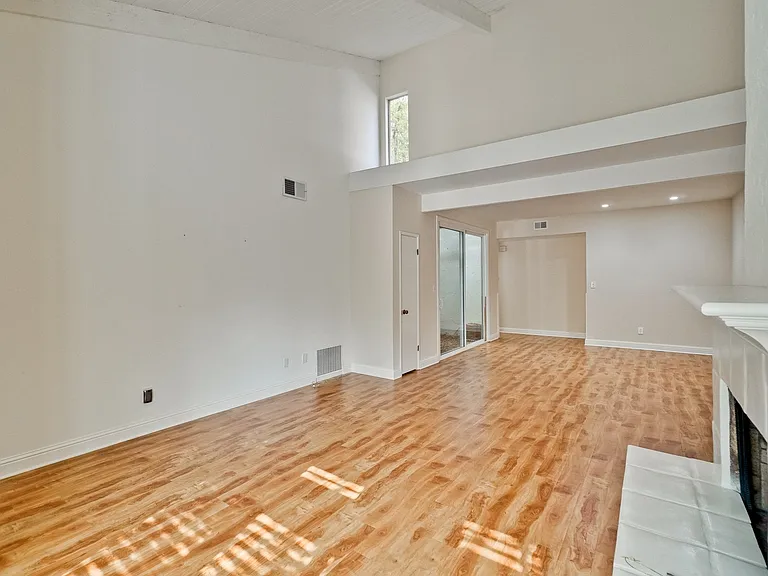 4271 Ponce Dr — Photo 8