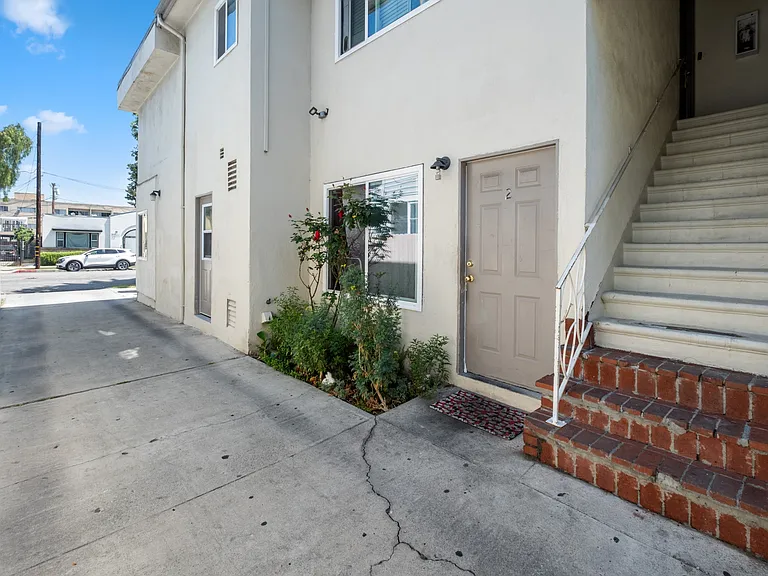 710 E 6th St #6 — Photo 16