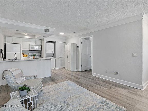 4th image of 100 FAIRWAY PARK Boulevard #203