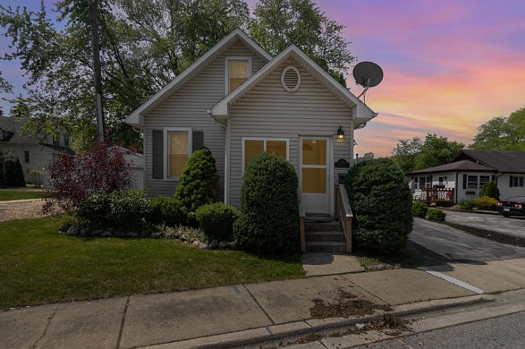 1st image of 2121 Pine Rd