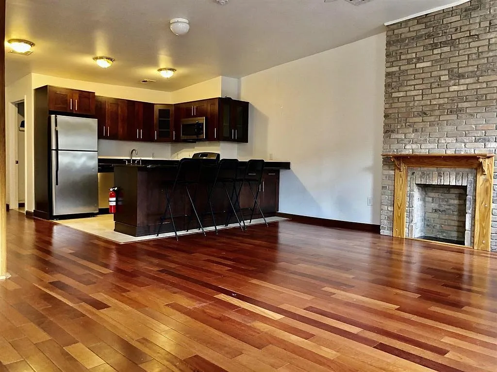 3 bed, 2.0 bath, 1380 sqft, $4,900 — Photo 3