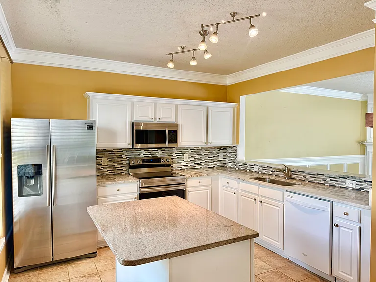 600 Canyon Lake Cir — Photo 5