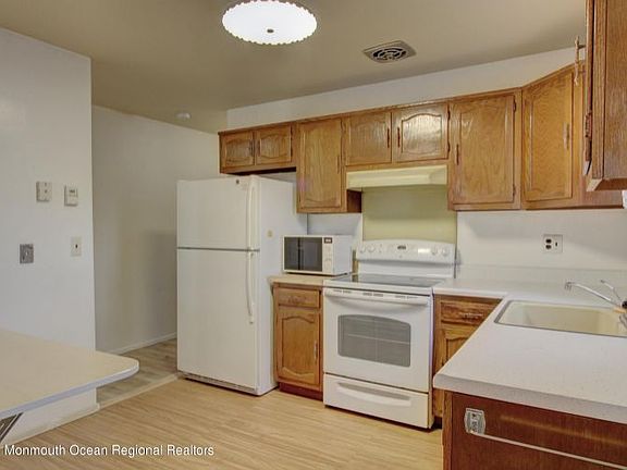 4th image of 1B Lexington Dr