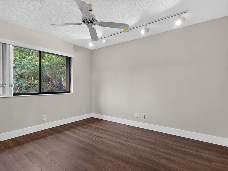 587 NW 38th Ave — Photo 23