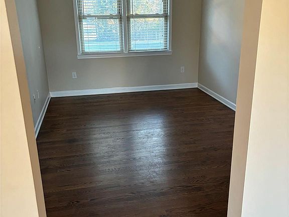4th image of 431 Julia Ave