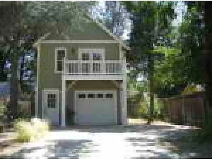 15839 Main St photo 1
