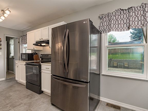 3rd image of 325 River Dr