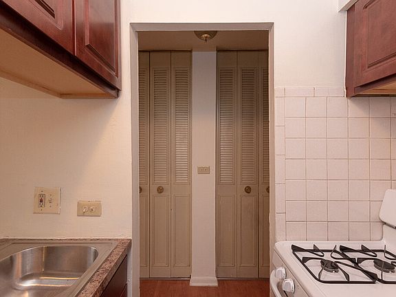 5th image of 535 W Briar Pl #D552