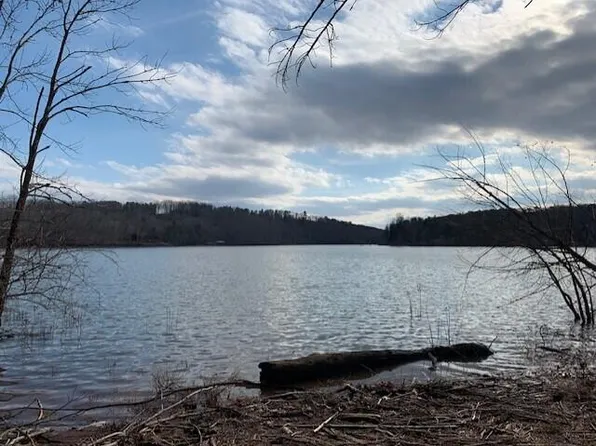 122 Island Point Dr, Gretna, VA 24557