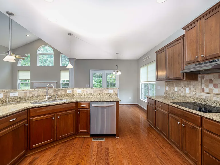 1204 Beech Hollow Dr — Photo 9