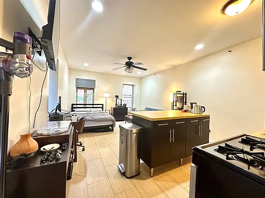 Rented by Zjama Realty Corp | media 10