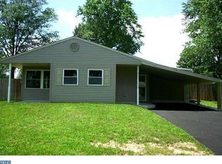 15 Wildrose Ln, Levittown, PA 19054