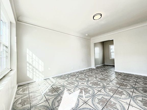 4th image of 338 W 61st St