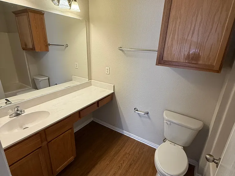 939 Sylvia St — Photo 3