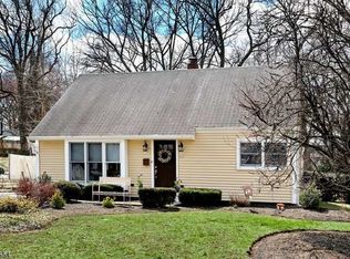 43 Pine St, Midland Park, NJ 07432
