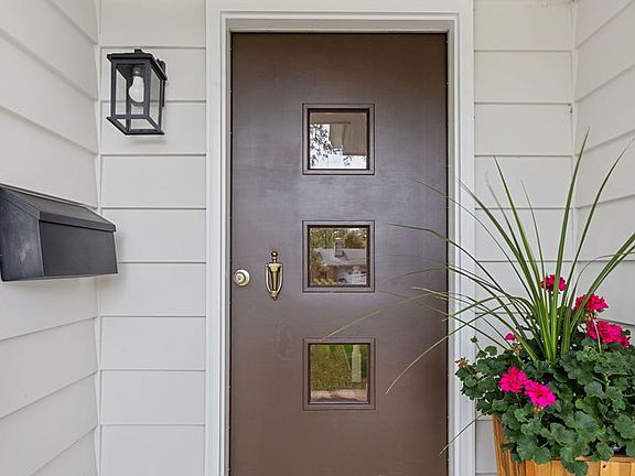 4th image of 624 Willow Ln