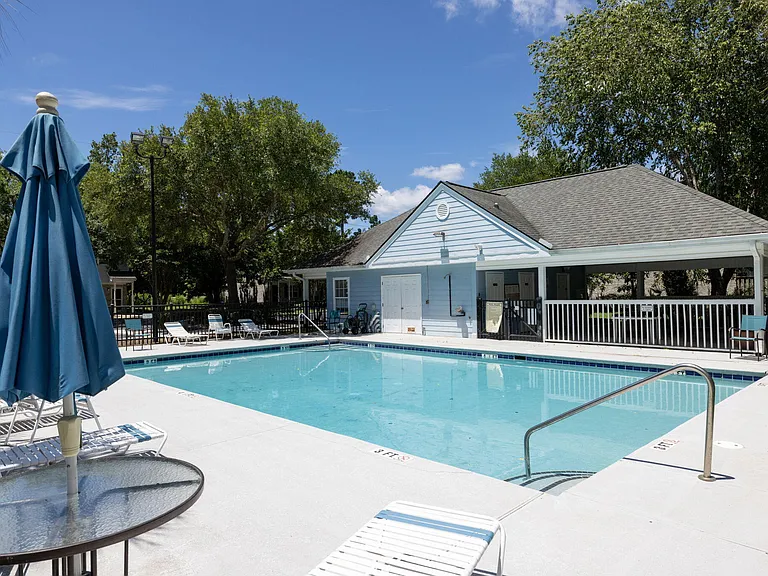 Community pool (seasonal)
