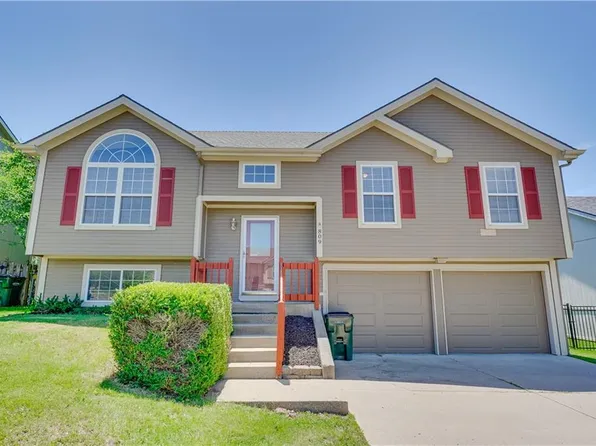 809 Village St, Leavenworth, KS 66048