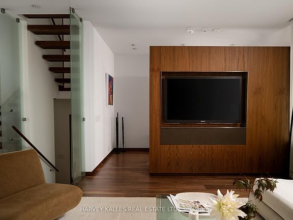 5th image of 37 Woodlawn Ave E