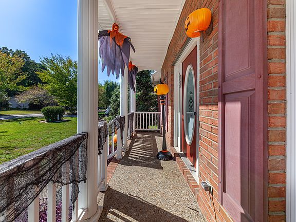 4th image of 139 Holly Ln