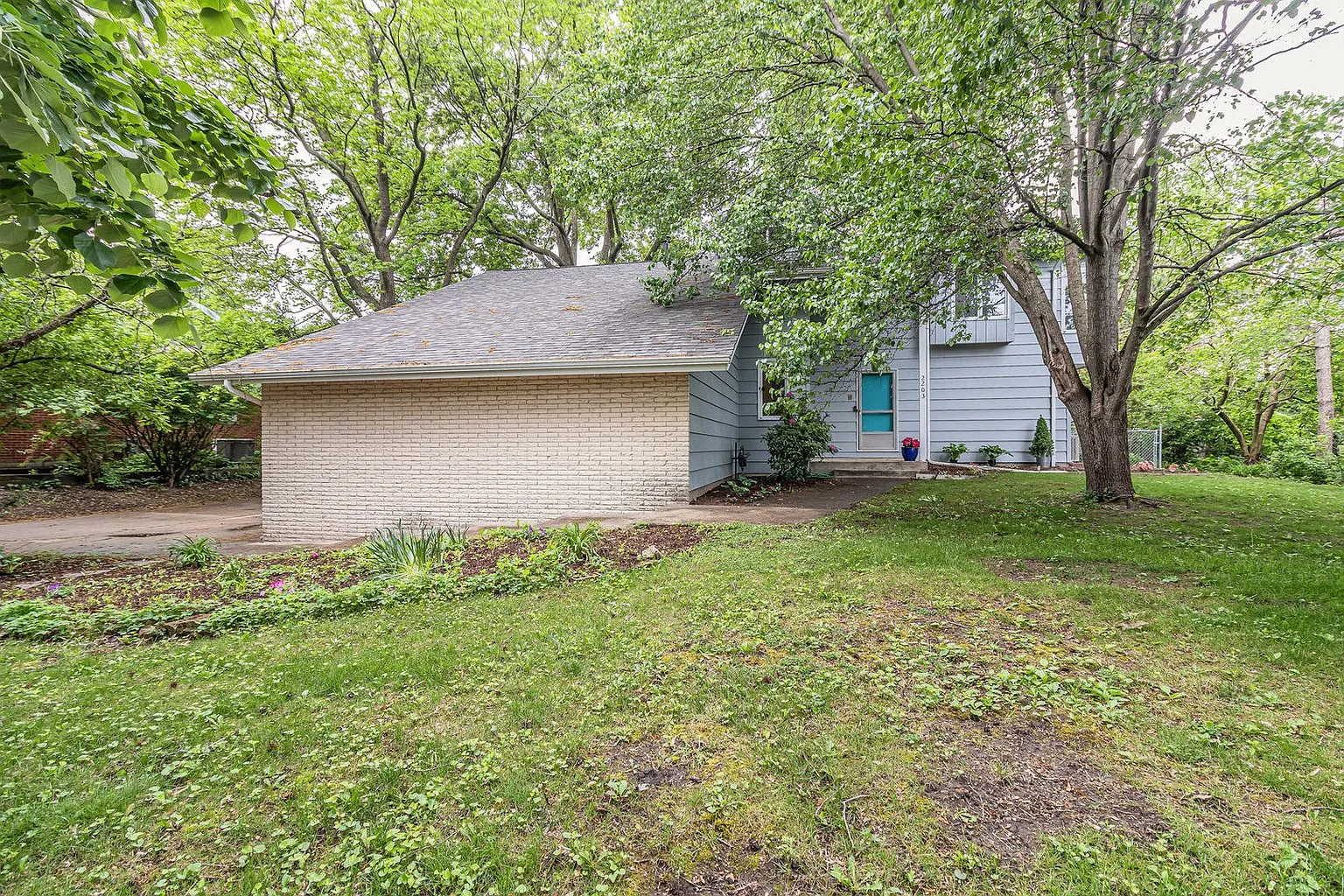 2203 Pond St photo 1