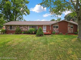 1934 Hollingsworth Dr, Commerce Township, MI