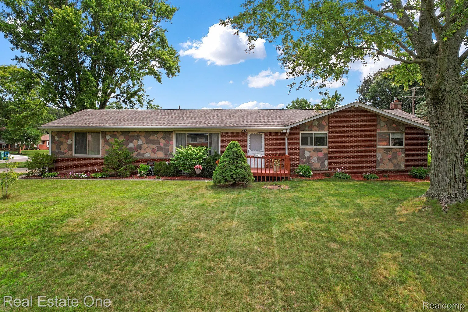 1934 Hollingsworth Dr photo 1