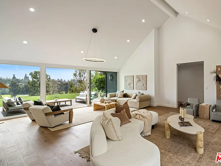 992 Napoli Dr — Photo 4