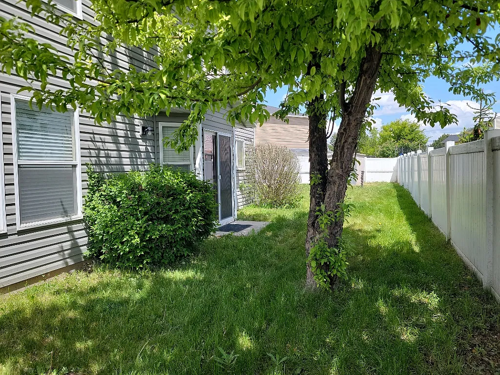 Wonderful 3 bedroom 2.5 Bath in Kuna. Spacious with mature landscaping and fruit! — Photo 2