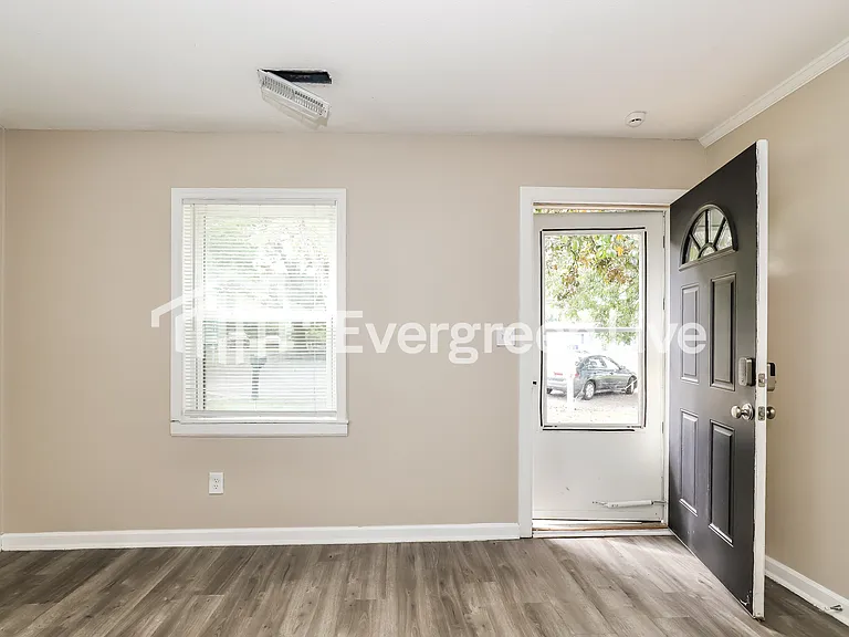 107 Camden Cir — Photo 3
