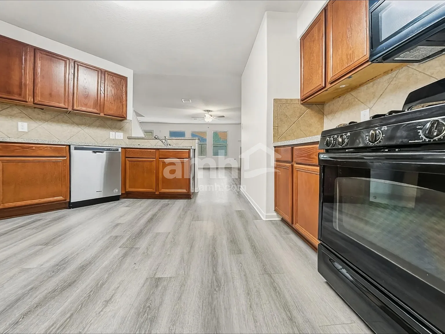 5 bed, 2.5 bath, 2695 sqft, $2,125 — Photo 4