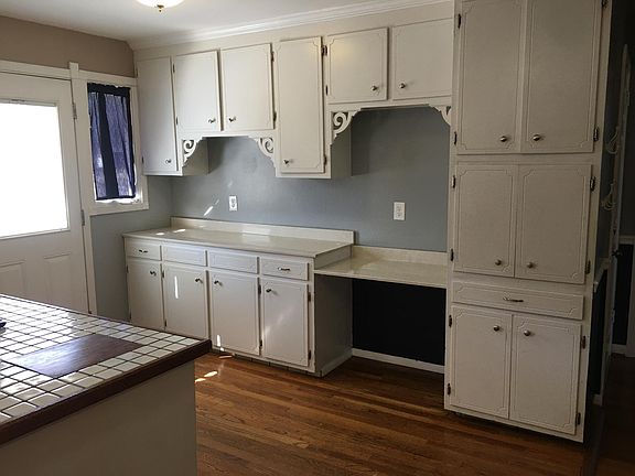 Plenty of Kitchen Cabinets Plenty of Counter Space