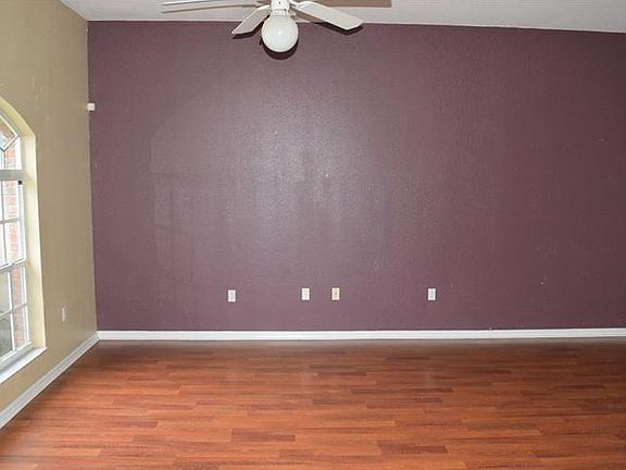 3rd image of 2701 Savannah Dr