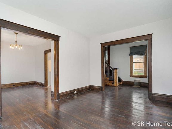 5th image of 3072 Barrett Ave SW