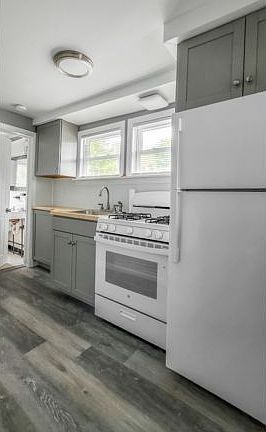 3rd image of 32 Carman St Unit 4