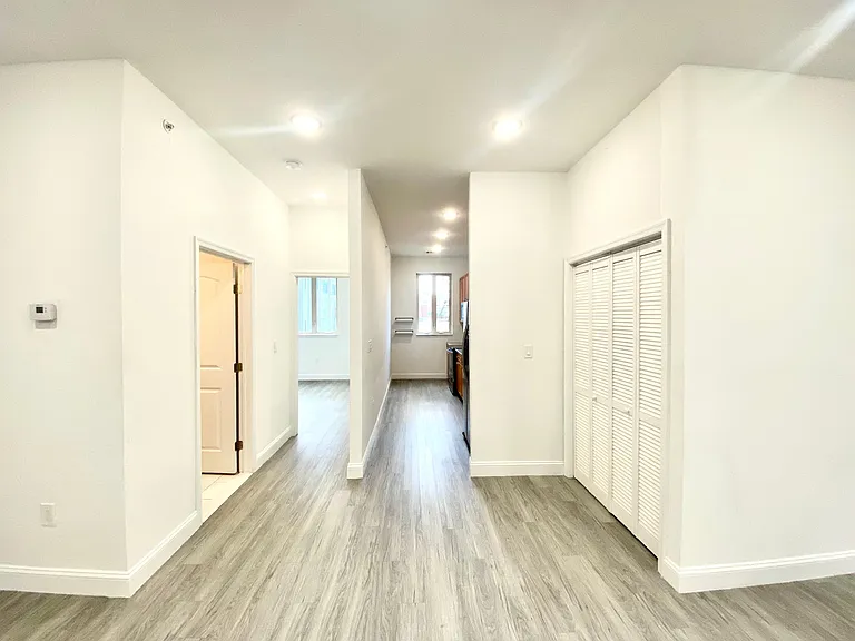 439 N 13th St #3E — Photo 5